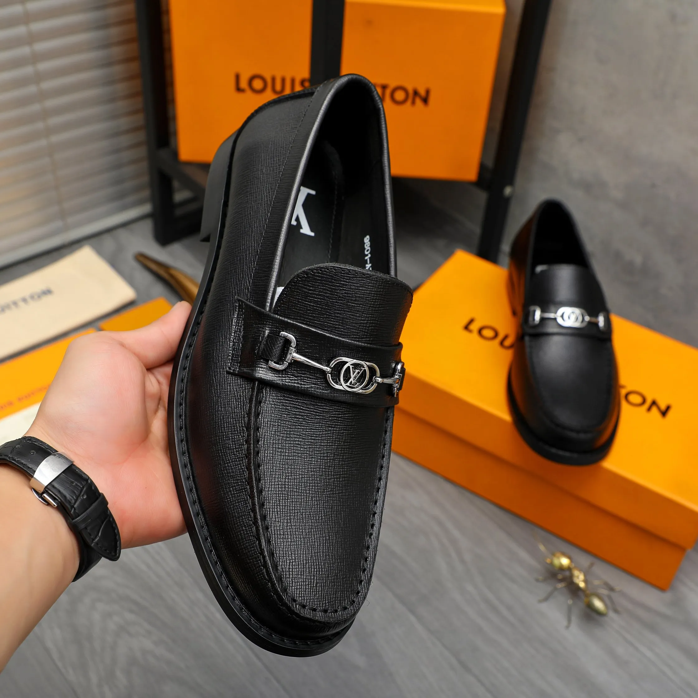 Men's shoes 💰p460 Product trademark: LV (Louis Vuitton) business slip-on leather shoes. Regular size: 38-45 (45 is custom-made and non-returnable) Product materials: Selected high-quality vertical grain cowhide upper, cowhide lining, original rubber outsole